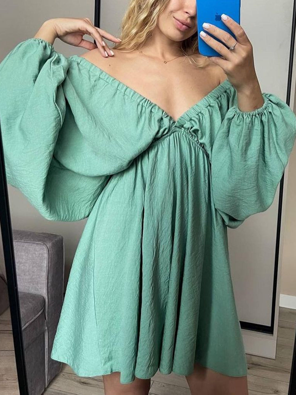 Mini skater jurk van stof met diepe halslijn