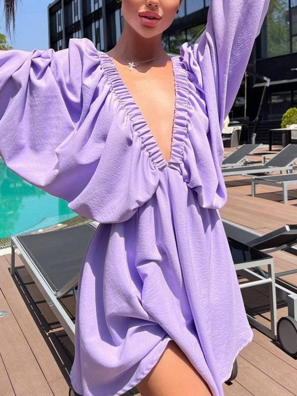 Mini skater jurk van stof met diepe halslijn